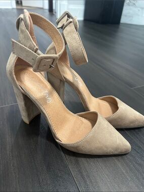 Ocho toros Faux Suede Nude Pumps - Size 7.5